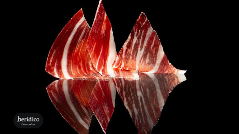 Cómo saber la calidad de un jamón, ómo saber la calidad de un jamón, cómo elegir un buen jamón, en qué fijarse para comprar jamón, diferencia entre jamón ibérico y serrano, etiquetas del jamón ibérico (precinto), cómo leer la etiqueta del jamón, qué significa bellota, cebo y cebo de campo, señales de un jamón bueno, cómo saber si un jamón es ibérico, calidad del jamón: color, aroma y grasa, curación del jamón: cómo influye, jamón ibérico de bellota: cómo reconocerlo